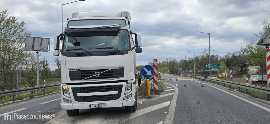 Ciężarówka staranowała bariery