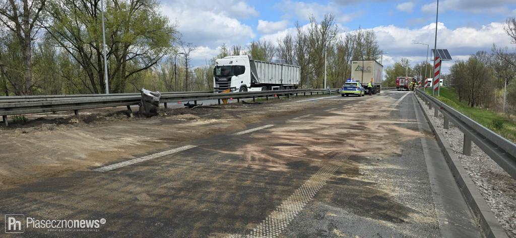 Ciężarówka staranowała bariery