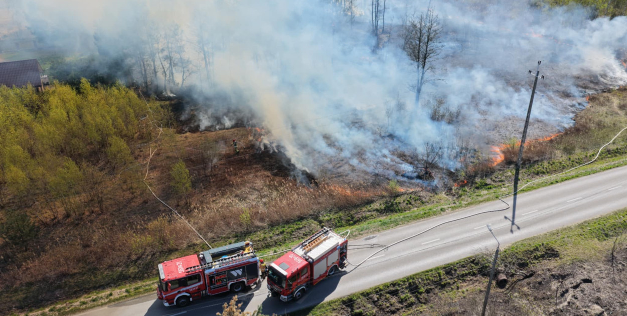 8 zastępów straży pożarnej uratowało drewniany dom