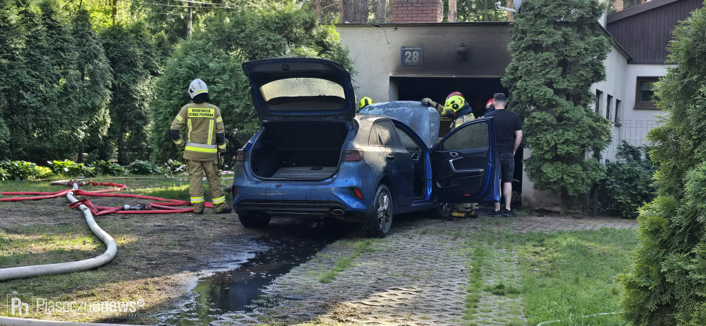 Pożar w garażu przy budynku jednorodzinnym