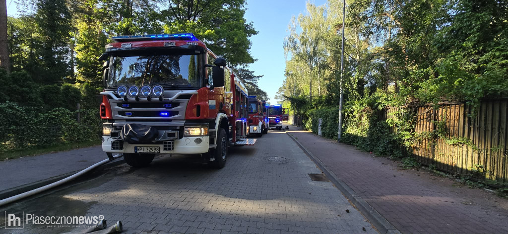 Pożar w garażu przy budynku jednorodzinnym