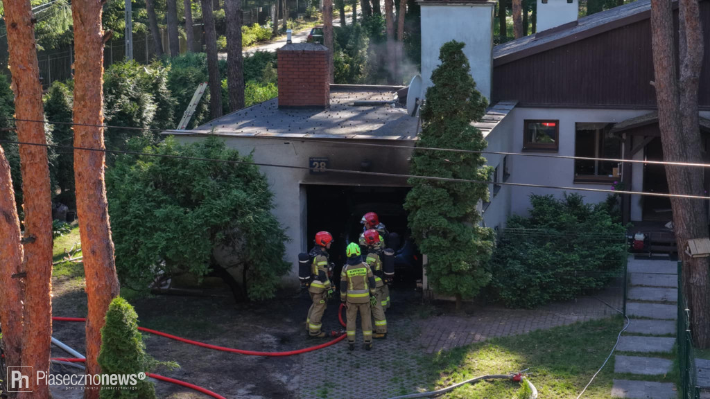 Pożar w garażu przy budynku jednorodzinnym