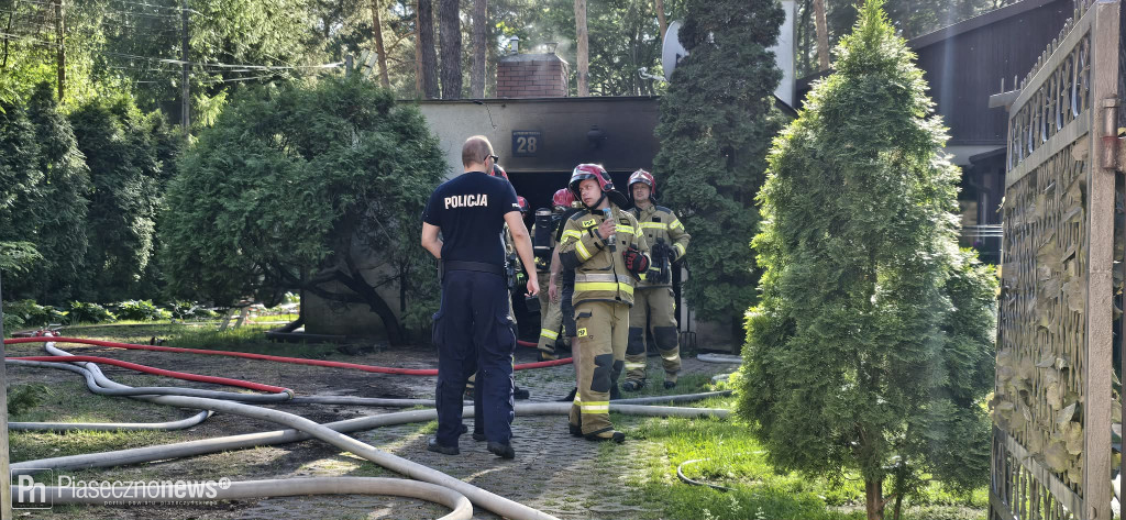 Pożar w garażu przy budynku jednorodzinnym