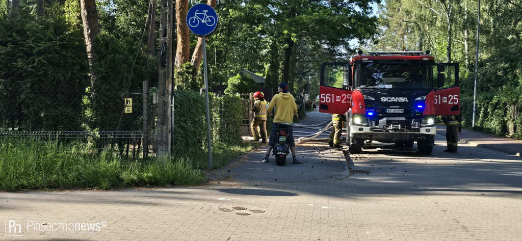 Pożar w garażu przy budynku jednorodzinnym