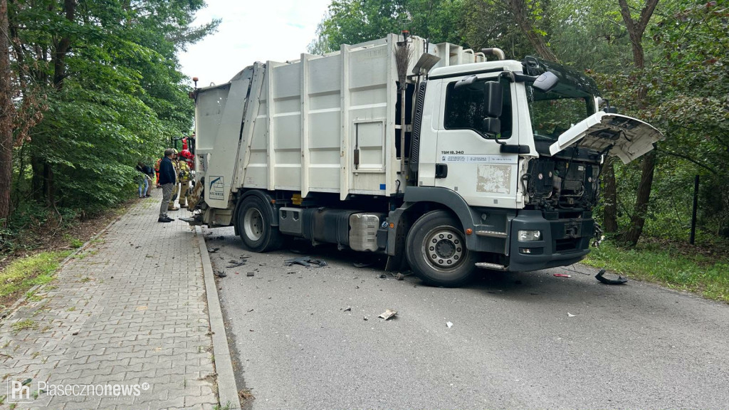Czołowe zderzenie ze śmieciarką
