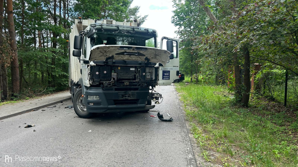 Czołowe zderzenie ze śmieciarką