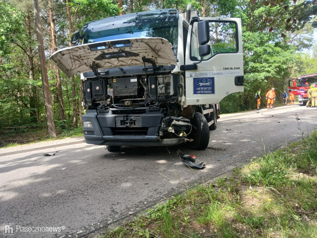 Czołowe zderzenie ze śmieciarką