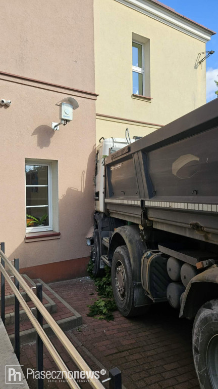Ciężarówka uderzyła w budynek szkoły