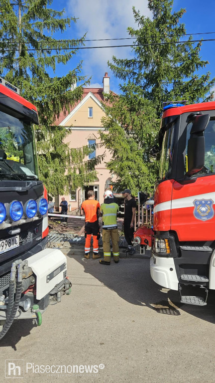 Ciężarówka uderzyła w budynek szkoły