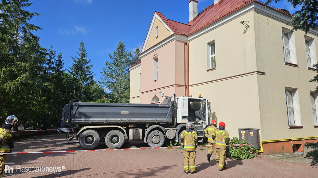 Ciężarówka uderzyła w budynek szkoły