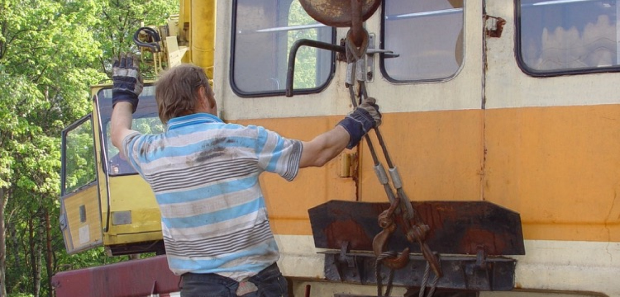 ROK 2003: Wąskotorówka wypada z torów