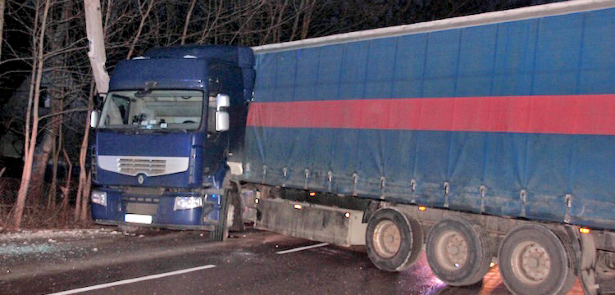 Tir skosił słup i tarasuje drogę!