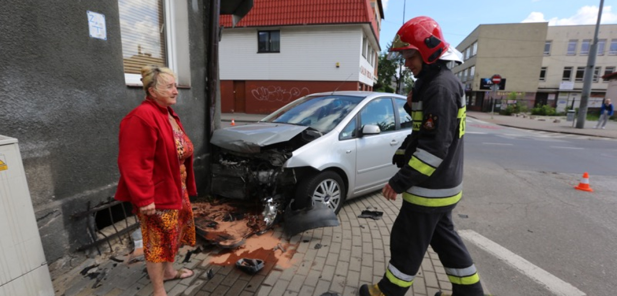 Zaparkowany samochód ocalił ludziom życie!