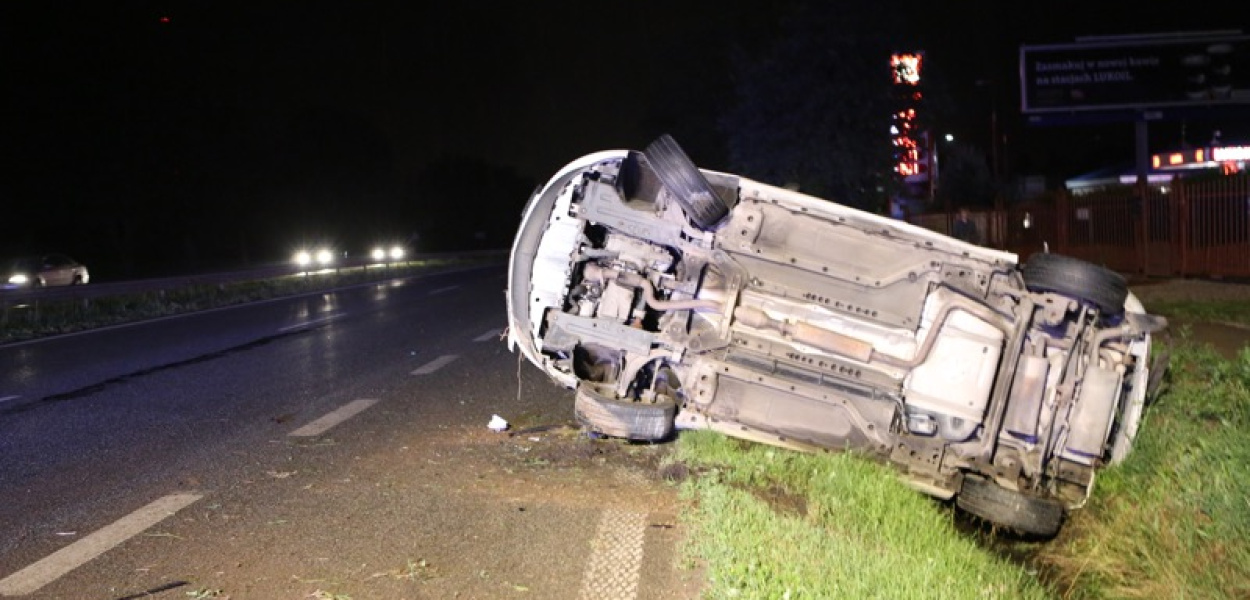 Uderzony samochód dachował. Sprawca wypadku zostawił auto i uciekł