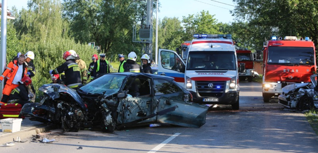 Koszmar wypadków trwa! Droga z Zalesia Górnego całkowicie zablokowana