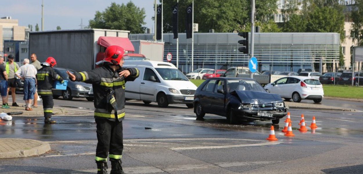  Wypadek na skrzyżowaniu Puławskiej i Okulickiego. Skoda rozbita, tir z…