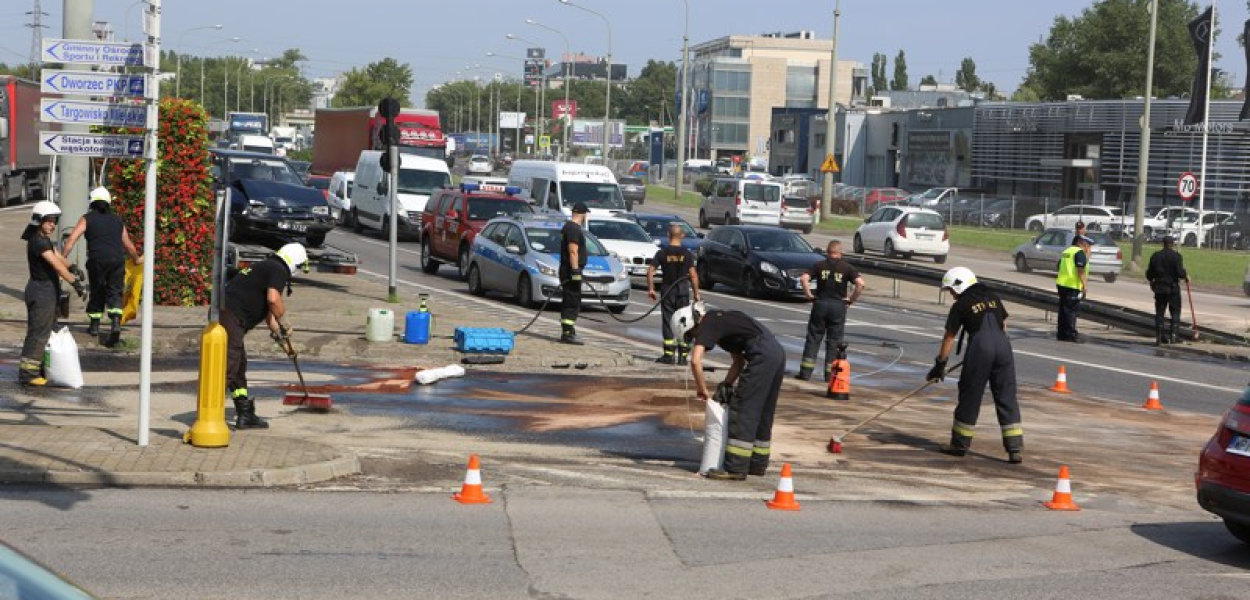  Setki litrów paliwa na jezdni. Skrzyżowanie Puławskiej z Okulickiego…