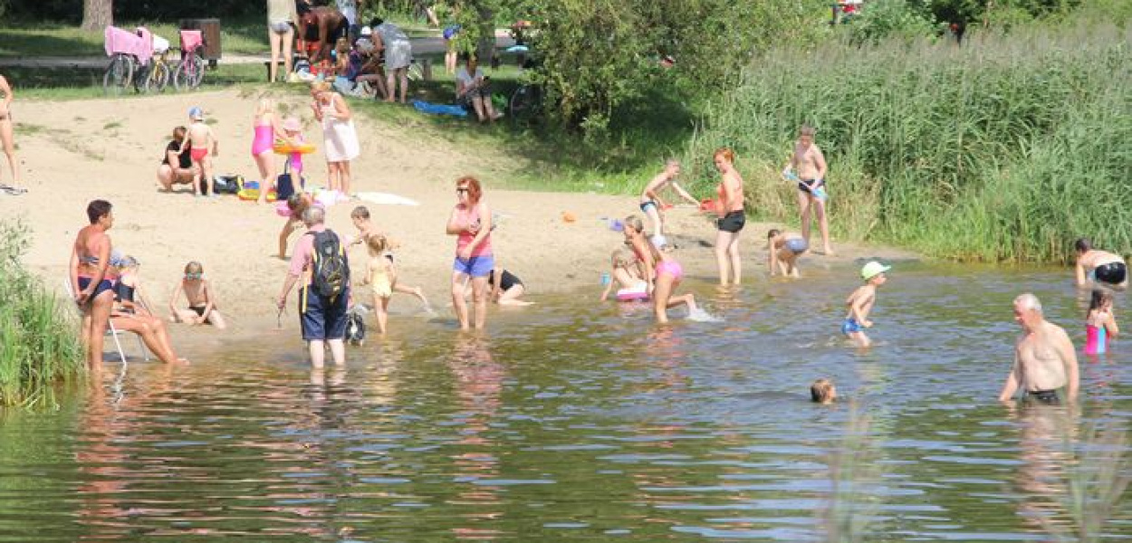  Wchodzą do wody mimo zakazu! Na terenie powiatu nie ma legalnych…