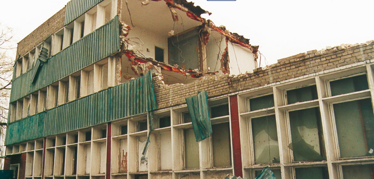 2002: Wyburzenie budynku Zelosu