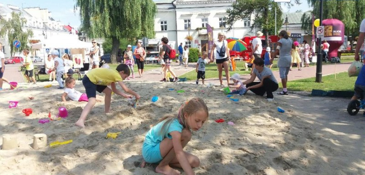 Przed ratuszem powstała plaża