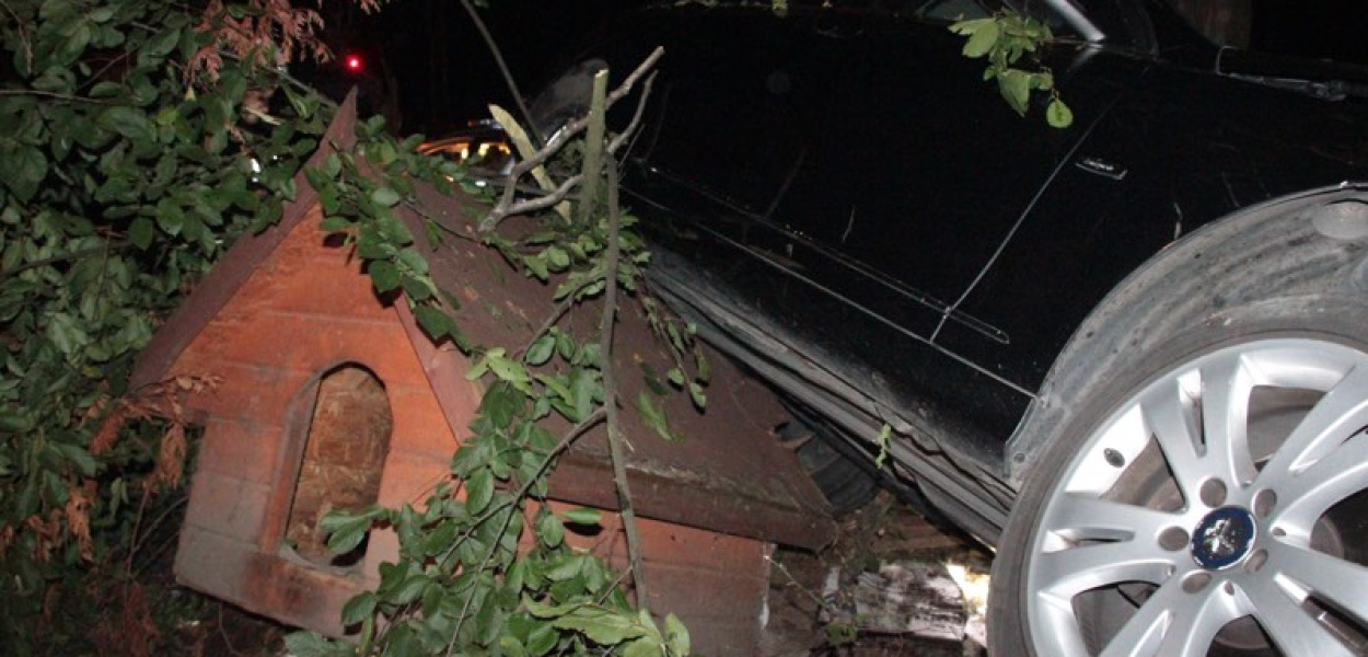 Wypadł z drogi, staranował ogrodzenie i zawisł nad psią budą