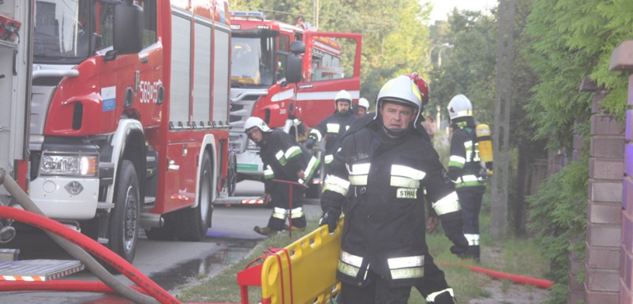 Pożar domu! Cztery jednostki straży pożarnej walczą z żywiołem