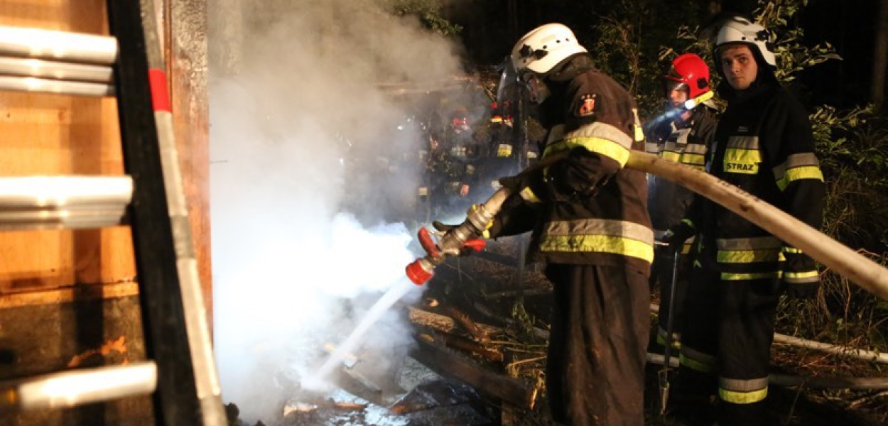 Pożar domku letniskowego w Jeziórku. Wieś tonie w ciemnościach
