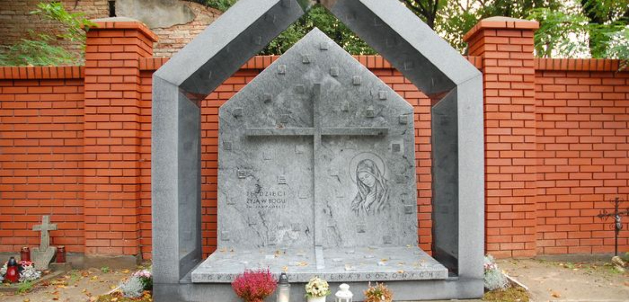  Powstał Grób Dzieci Nienarodzonych. Imiona dzieci mają być dopisywane…