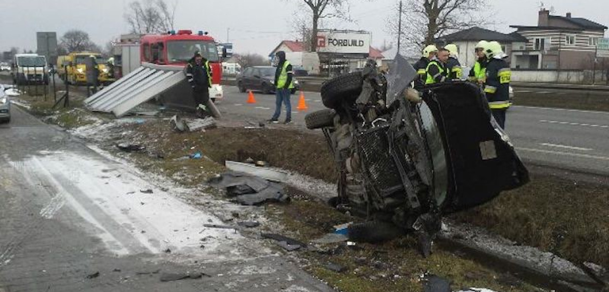 Skosiła przystanek, uderzyła w mercedesa  i wpadła do rowu