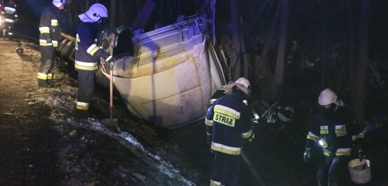 Pękła opona! Tir wpadł do rowu