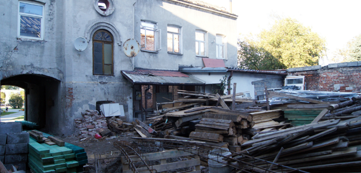  Wymiana wnętrza zabytkowej kamienicy przy ul. ks. Sajny 7 wkroczyła w…