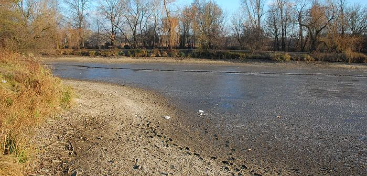  Spuszczono wodę z zalewu Amo na Górkach Szymona. Ma zostać odmulony i…