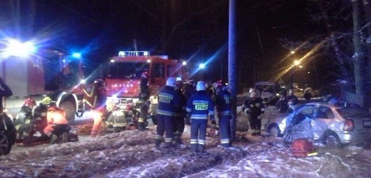  Honda wypadła z drogi i rozbiła się o słup! Droga zamknięta!