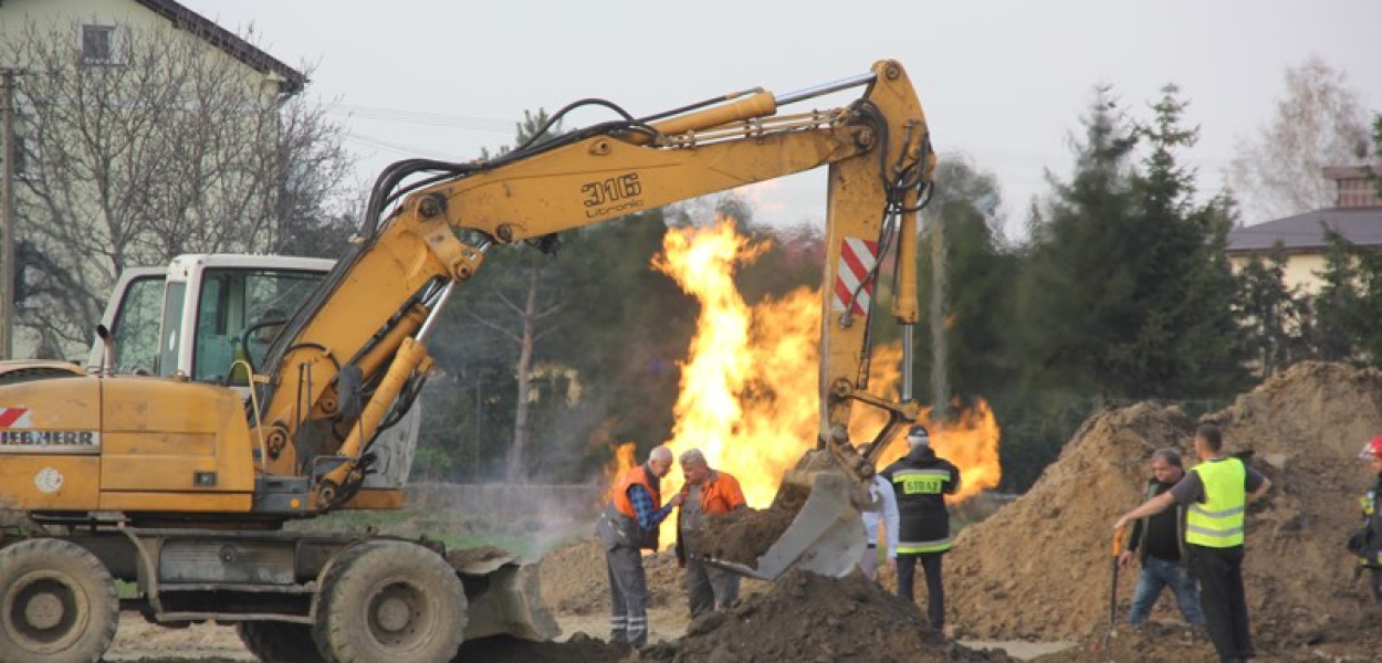Trwa walka z płonącym gazem