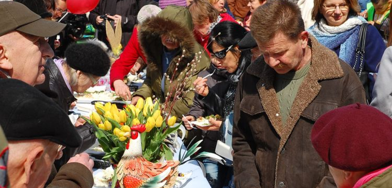 Trwa kiermasz wielkanocny na miejskim rynku