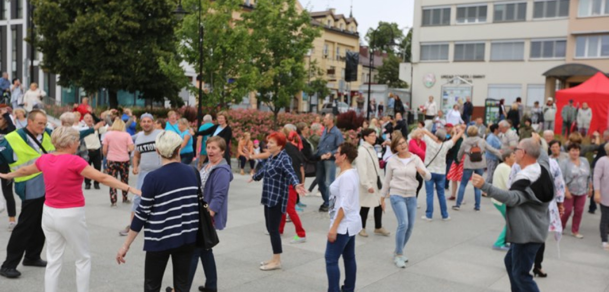 Zabawa przy muzyce nie tylko dla seniorów
