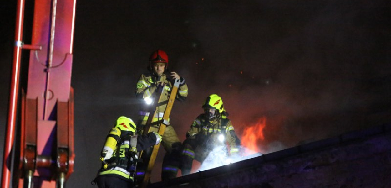 Nocna walka z żywiołem. 9 zastępów straży pożarnej gasi pożar
