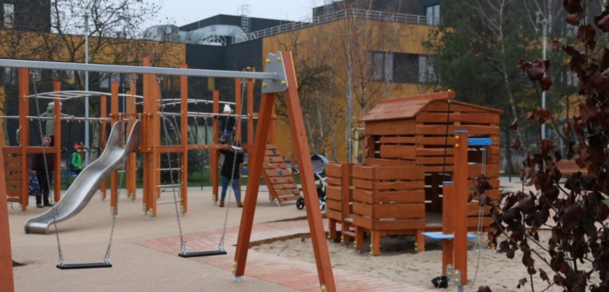 Nowy skwer przy Centrum Edukacyjno - Multimedialnym w Piasecznie