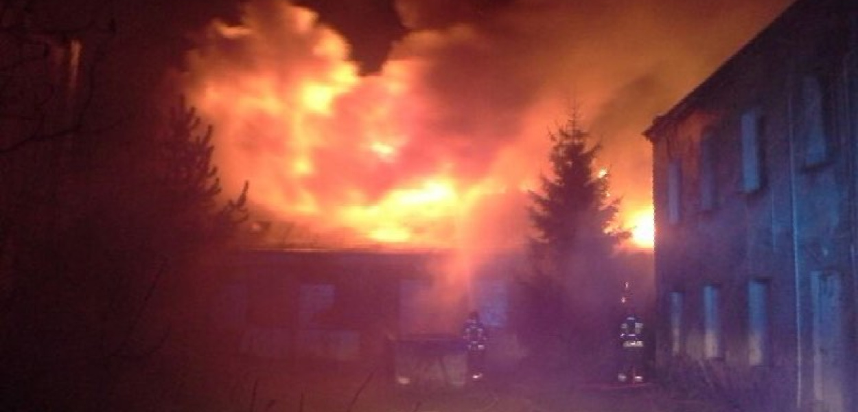 Tańczą 10-metrowe płomienie! Centrum miasta w ogniu! [AKTUALIZACJE]