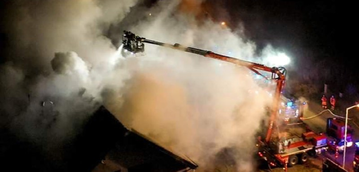 Strażacy gaszą pożar pustostanu