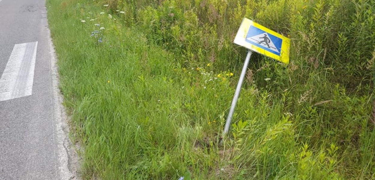 Wandale poprzewracali znaki! Szli ulicą jak stonka przez pole ziemniaków