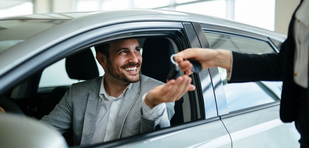  Na jakich zasadach można wynająć samochód bez kaucji na lotnisku w…