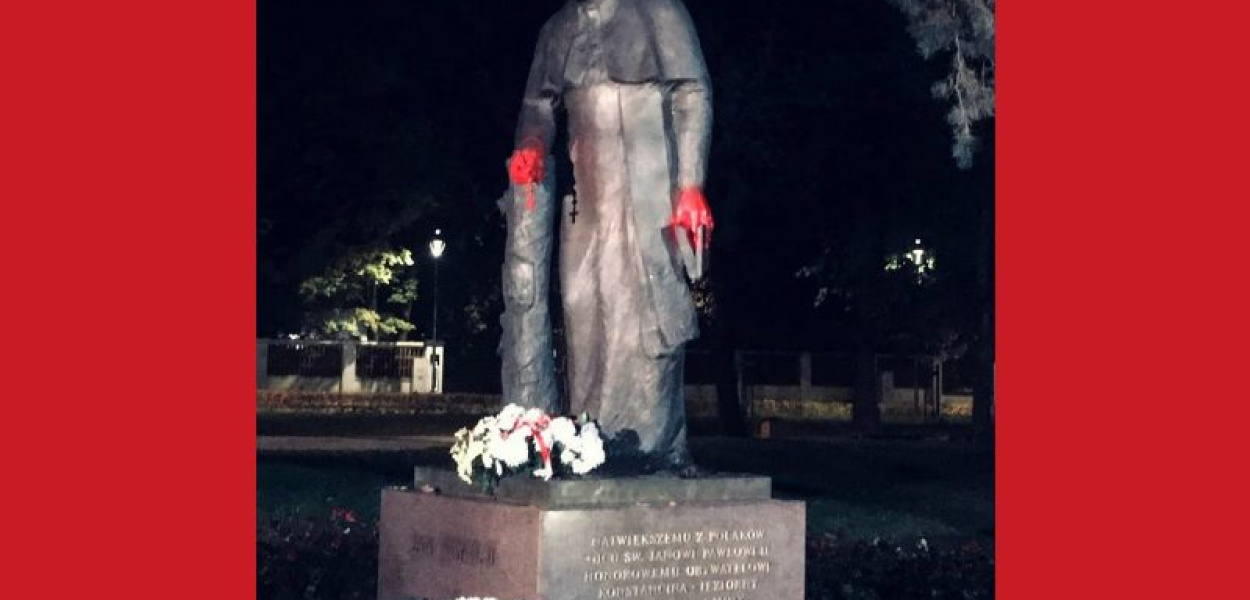 Atak na pomnik Jana Pawła II. Ręce świętego umazano czerwoną farbą!