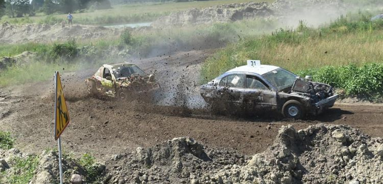 Sąsiedzi mają dość Wrak Race`u. Czy wyścigi odbywają się legalnie?