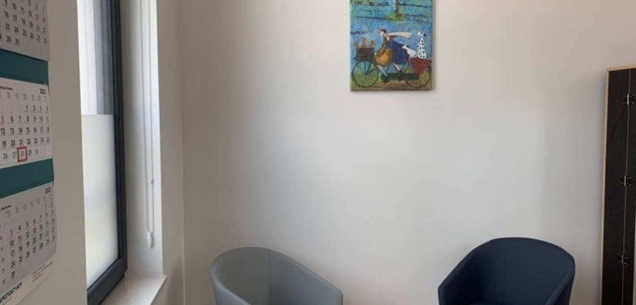 Kobieta pod pełną ochroną w nowoczesnej Przychodni Grapa