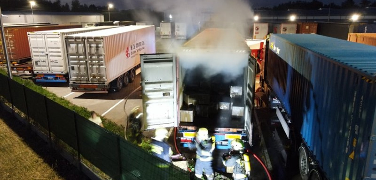 Płoną akumulatory składowane w kontenerze!