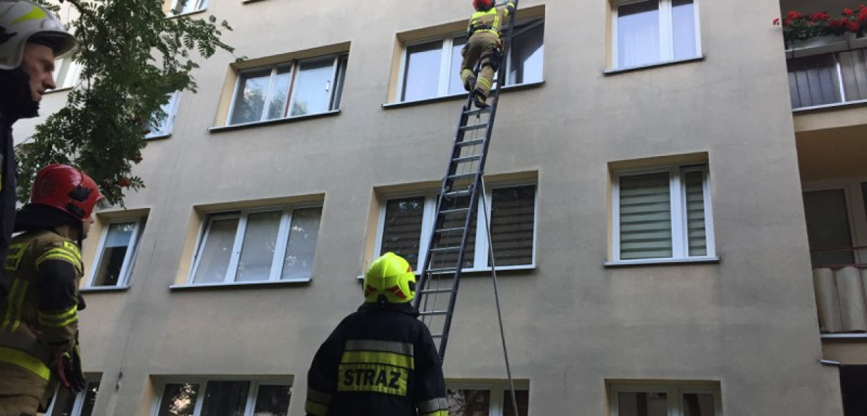 Strażacy weszli oknem