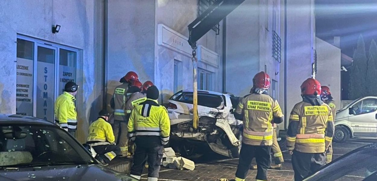 Bmw zjechało z drogi! Skasowało 4 auta i rower