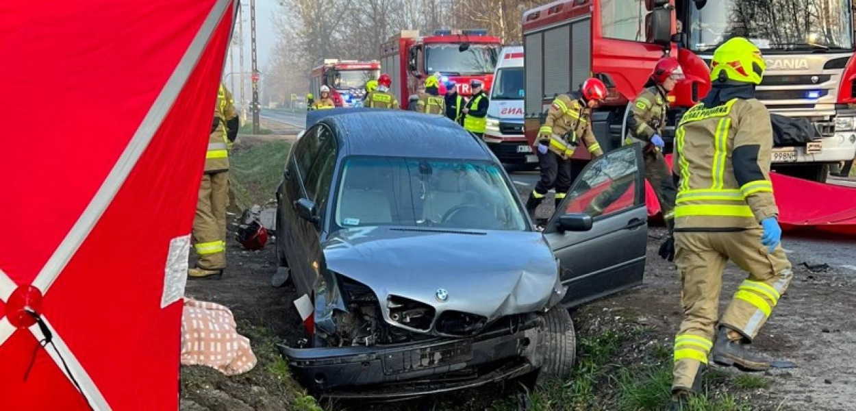 Wypadek na 79. Bwm w rowie, są ranni