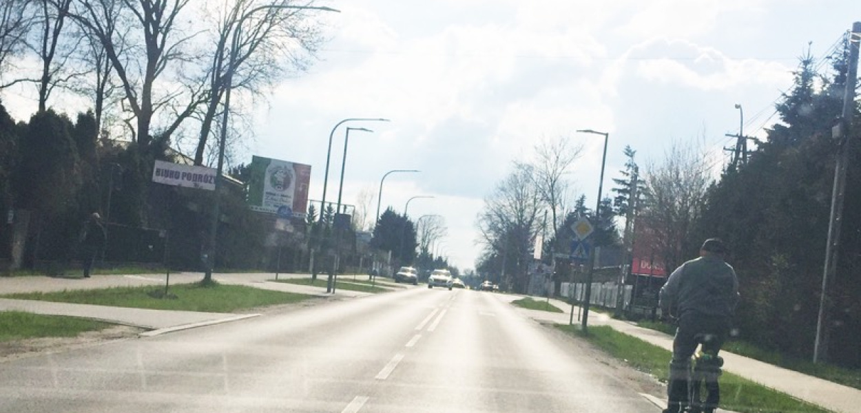 Piesi na ścieżkach rowerowych, rowerzyści na ulicach